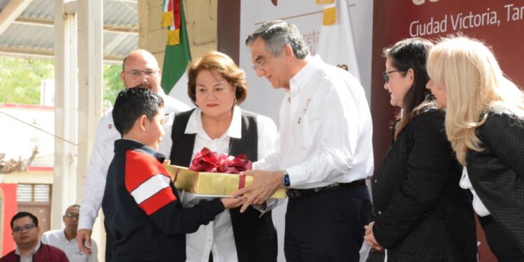 Cumple gobernador a educandos, entrega equipo tecnológico y mobiliario escolar