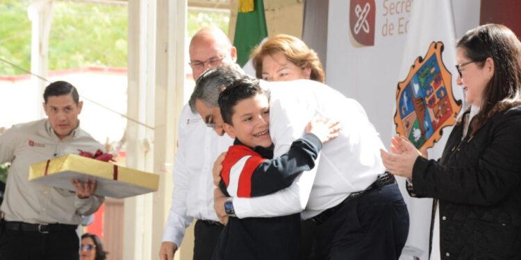 Cumple gobernador a educandos, entrega equipo tecnológico y mobiliario escolar
