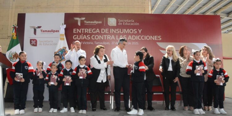 Cumple gobernador a educandos, entrega equipo tecnológico y mobiliario escolar