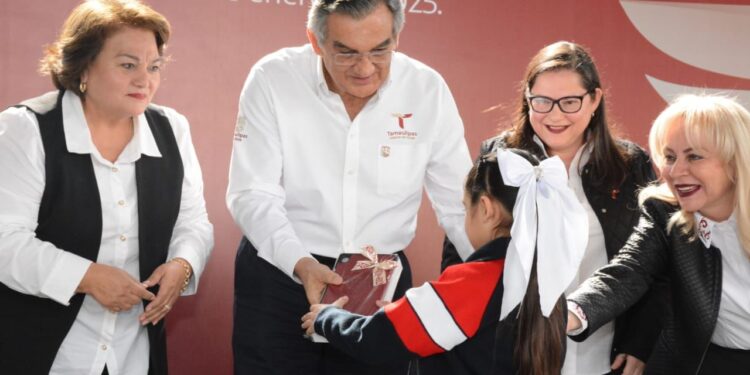 Cumple gobernador a educandos, entrega equipo tecnológico y mobiliario escolar