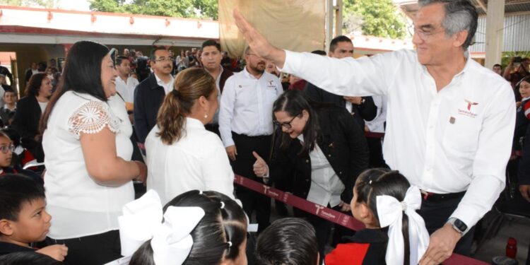 Cumple gobernador a educandos, entrega equipo tecnológico y mobiliario escolar