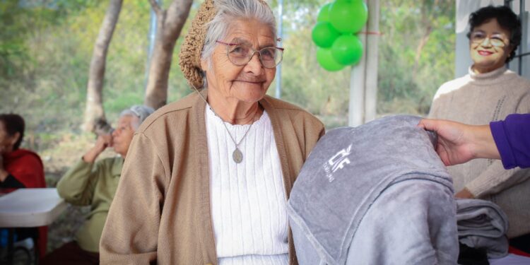 DIF Tamaulipas apapacha a adultos mayores de 24 municipios con el programa “Abrígate en Invierno”