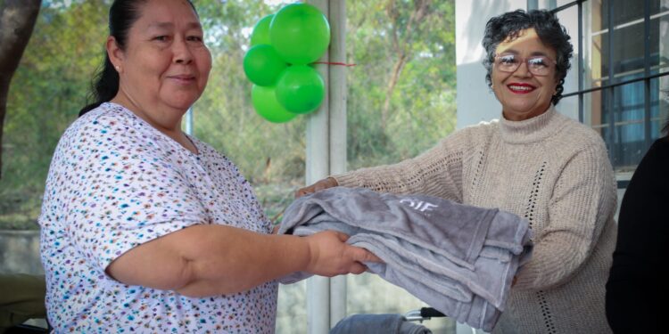 DIF Tamaulipas apapacha a adultos mayores de 24 municipios con el programa “Abrígate en Invierno”