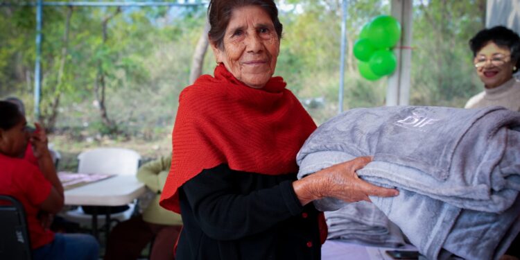 DIF Tamaulipas apapacha a adultos mayores de 24 municipios con el programa “Abrígate en Invierno”