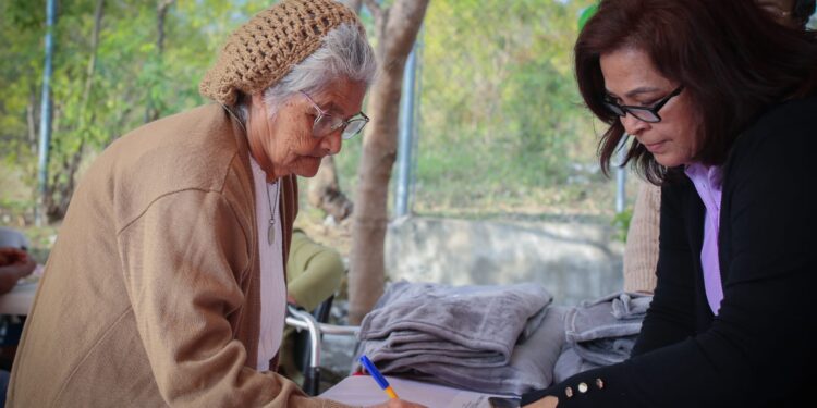 DIF Tamaulipas apapacha a adultos mayores de 24 municipios con el programa “Abrígate en Invierno”