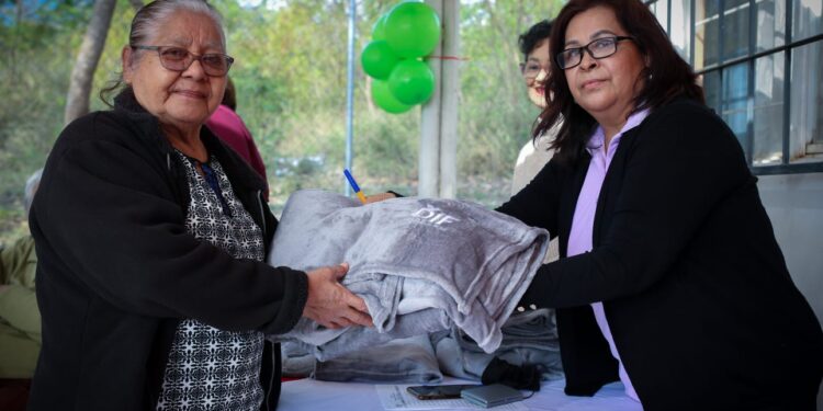 DIF Tamaulipas apapacha a adultos mayores de 24 municipios con el programa “Abrígate en Invierno”