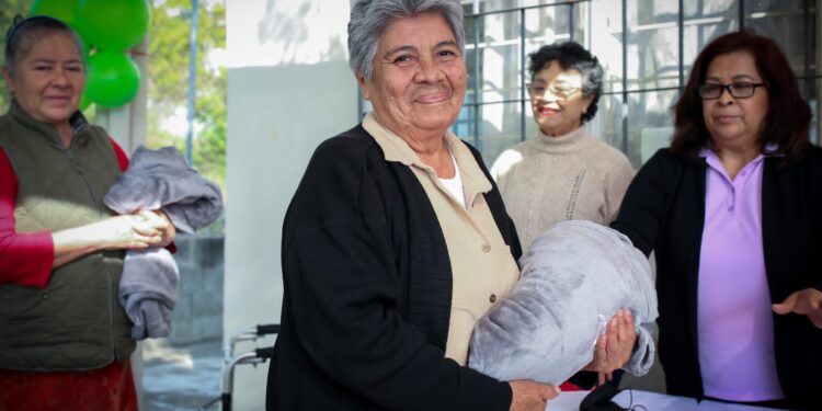 DIF Tamaulipas apapacha a adultos mayores de 24 municipios con el programa “Abrígate en Invierno”