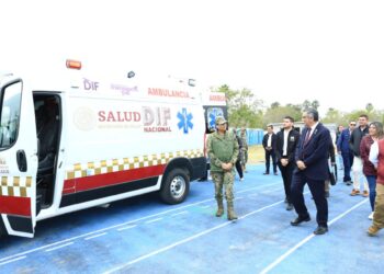 Recorren gobernador y presidenta del DIF Tamaulipas Centro de Atención para Repatriados en Matamoros; entregan ambulancia