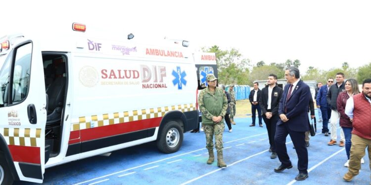 Recorren gobernador y presidenta del DIF Tamaulipas Centro de Atención para Repatriados en Matamoros; entregan ambulancia
