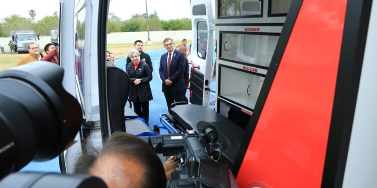 Recorren gobernador y presidenta del DIF Tamaulipas Centro de Atención para Repatriados en Matamoros; entregan ambulancia