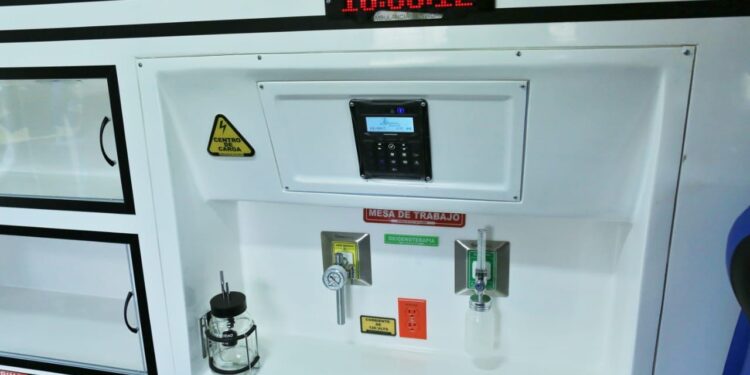 Recorren gobernador y presidenta del DIF Tamaulipas Centro de Atención para Repatriados en Matamoros; entregan ambulancia