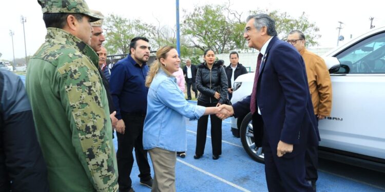 Recorren gobernador y presidenta del DIF Tamaulipas Centro de Atención para Repatriados en Matamoros; entregan ambulancia