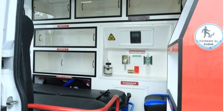 Recorren gobernador y presidenta del DIF Tamaulipas Centro de Atención para Repatriados en Matamoros; entregan ambulancia