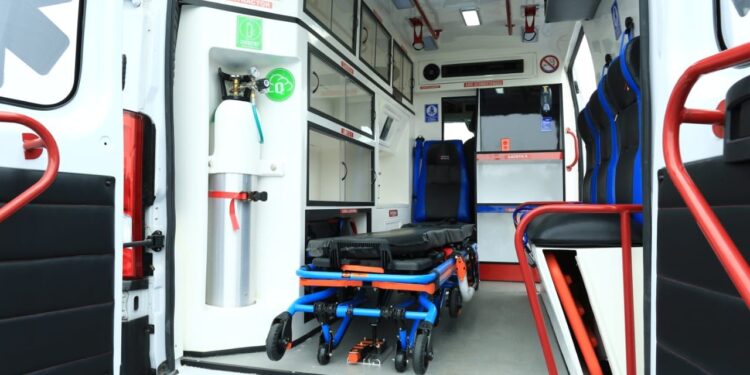 Recorren gobernador y presidenta del DIF Tamaulipas Centro de Atención para Repatriados en Matamoros; entregan ambulancia