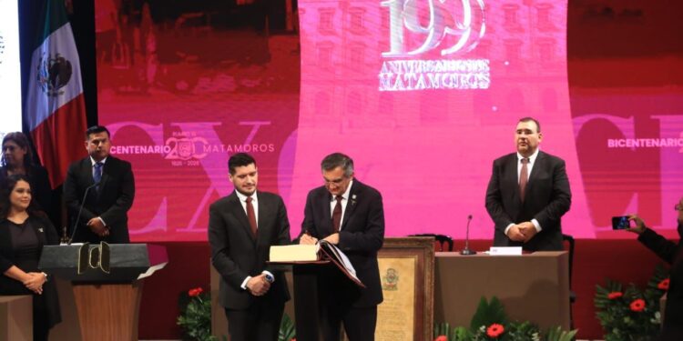 Asiste Américo al 199 aniversario de Matamoros; entrega obras y patrullas