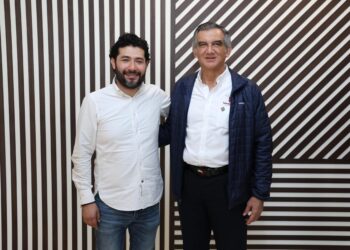 Continúa Américo Villarreal gira por la Ribereña y atiende a paisanos repatriados