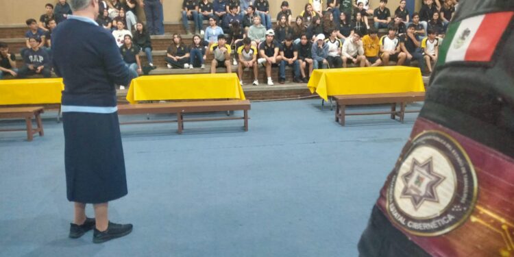 Guardia Estatal Cibernética imparte capacitación contra delitos cibernéticos en escuela de Tampico