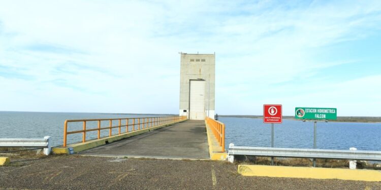 Dialoga Américo con representantes de la CILA y usuarios de la Presa Falcón