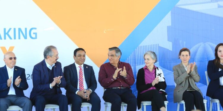 Coloca Américo primera piedra de nueva planta Medline en Nuevo Laredo