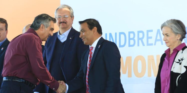 Coloca Américo primera piedra de nueva planta Medline en Nuevo Laredo