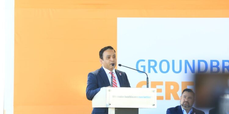 Coloca Américo primera piedra de nueva planta Medline en Nuevo Laredo