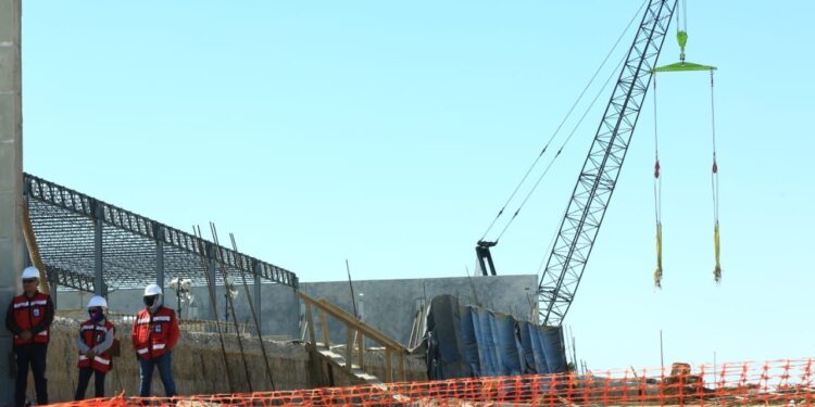 Coloca Américo primera piedra de nueva planta Medline en Nuevo Laredo