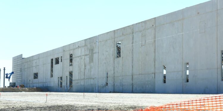 Coloca Américo primera piedra de nueva planta Medline en Nuevo Laredo