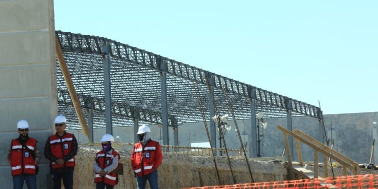 Coloca Américo primera piedra de nueva planta Medline en Nuevo Laredo