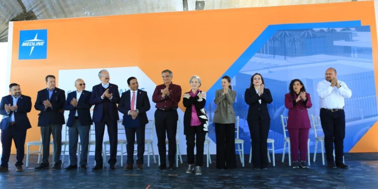 Coloca Américo primera piedra de nueva planta Medline en Nuevo Laredo