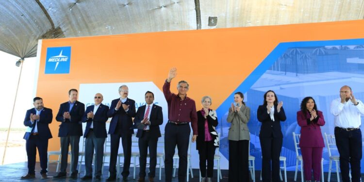 Coloca Américo primera piedra de nueva planta Medline en Nuevo Laredo