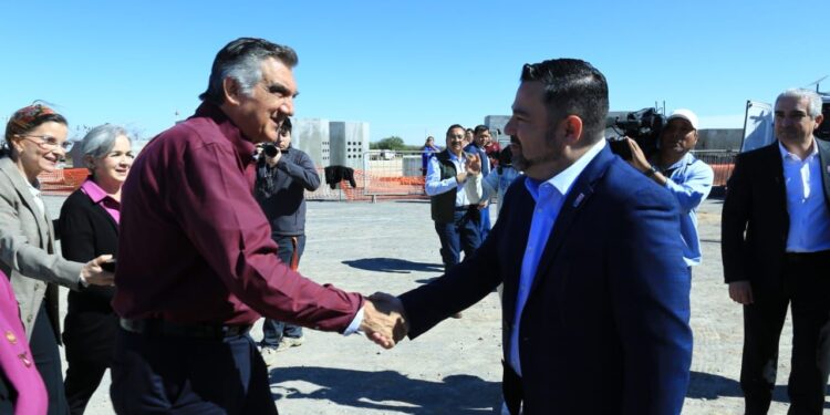 Coloca Américo primera piedra de nueva planta Medline en Nuevo Laredo