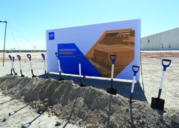 Coloca Américo primera piedra de nueva planta Medline en Nuevo Laredo