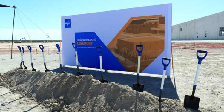 Coloca Américo primera piedra de nueva planta Medline en Nuevo Laredo