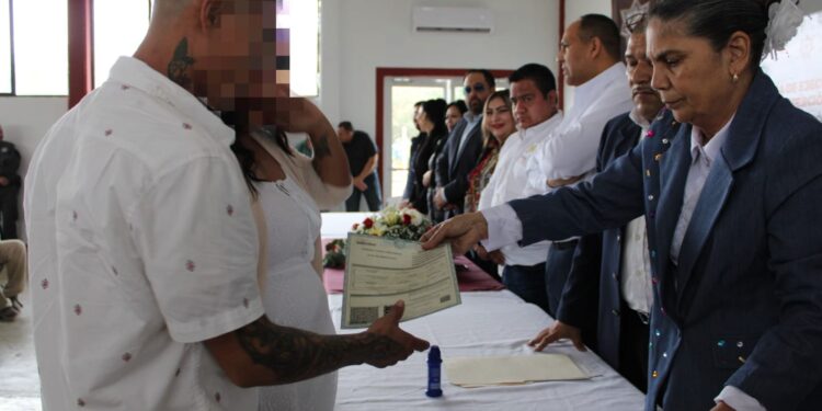Formalizan su unión 13 parejas en el CEDES de Matamoros