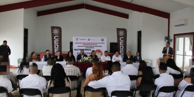 Formalizan su unión 13 parejas en el CEDES de Matamoros