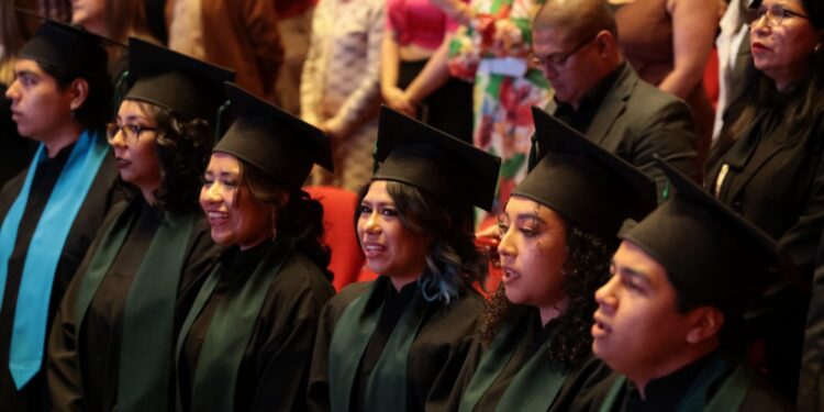Preside rector graduación de 246 egresados de la UAT en Tampico