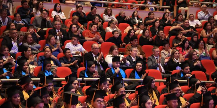 Preside rector graduación de 246 egresados de la UAT en Tampico