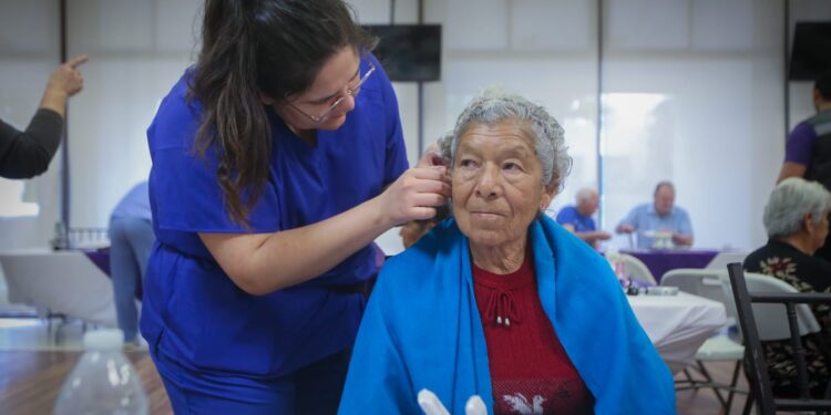Entregan DIF Tamaulipas y Hearing Aids for Latin America 200 aparatos auditivos