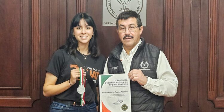 Felicita Dámaso Anaya a exitosa esgrimista de la UAT