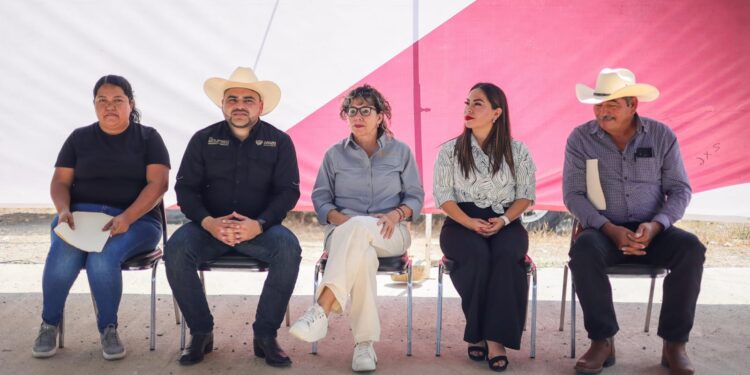 Lleva SEBIEN tinacos a Villa de Casas