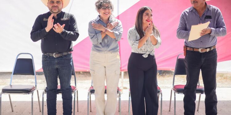 Lleva SEBIEN tinacos a Villa de Casas