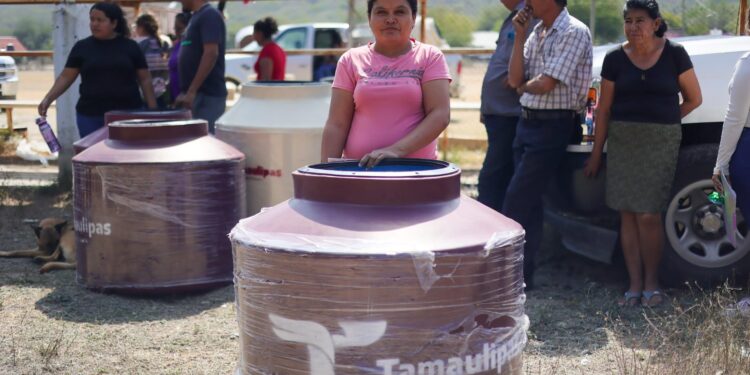 Lleva SEBIEN tinacos a Villa de Casas