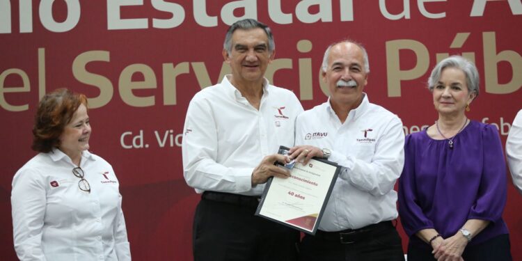Entrega Américo Premio Estatal de Antigüedad en el Servicio Público 2024