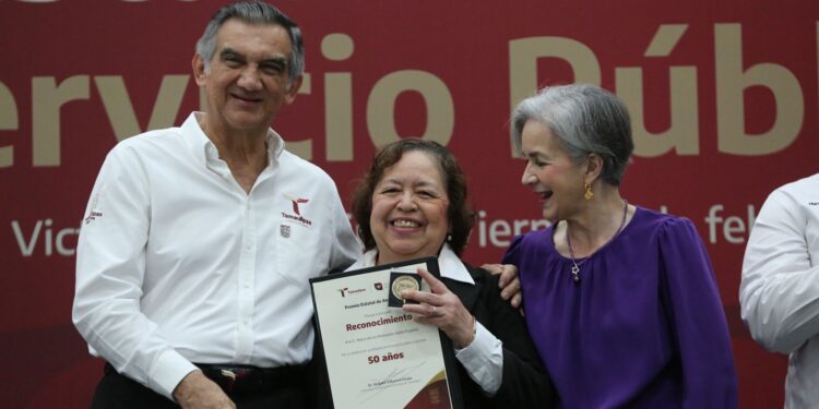 Entrega Américo Premio Estatal de Antigüedad en el Servicio Público 2024