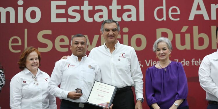Entrega Américo Premio Estatal de Antigüedad en el Servicio Público 2024