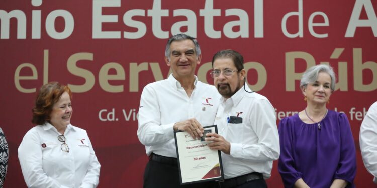 Entrega Américo Premio Estatal de Antigüedad en el Servicio Público 2024