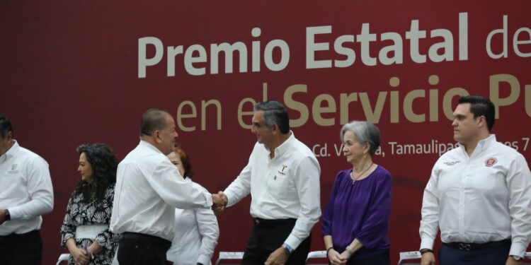 Entrega Américo Premio Estatal de Antigüedad en el Servicio Público 2024