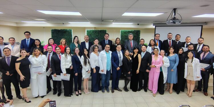 La UAT y el HRAEV realizan ceremonia de egreso de médicos residentes