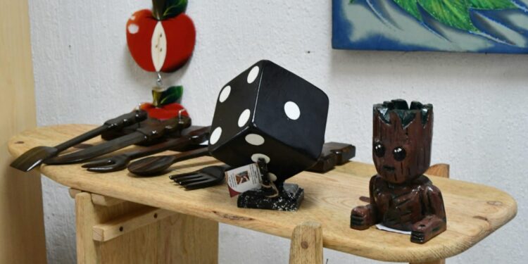 Promueve SSPT venta de artesanías y postres de San Valentín hechos en CEDES