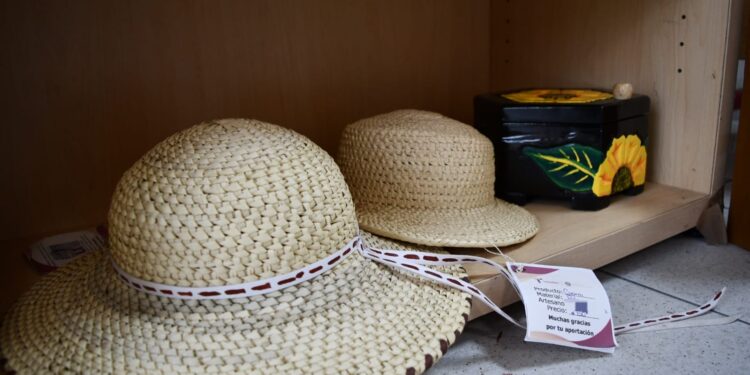 Promueve SSPT venta de artesanías y postres de San Valentín hechos en CEDES